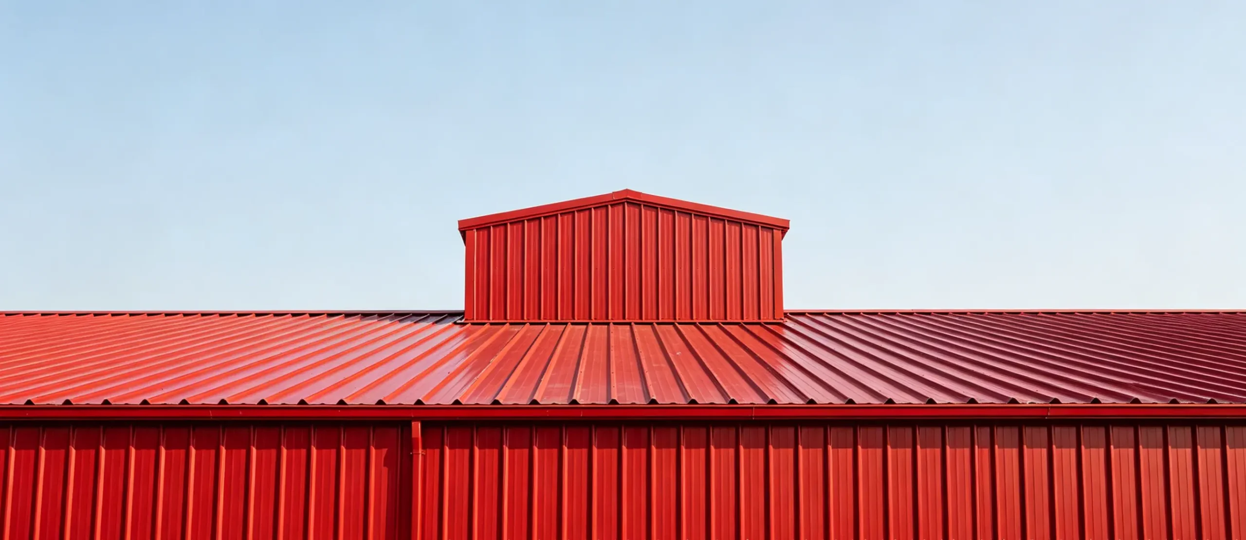 红色钢结构单层厂房屋面翻新防水工程，无穿孔防水卷材系统完工实景
